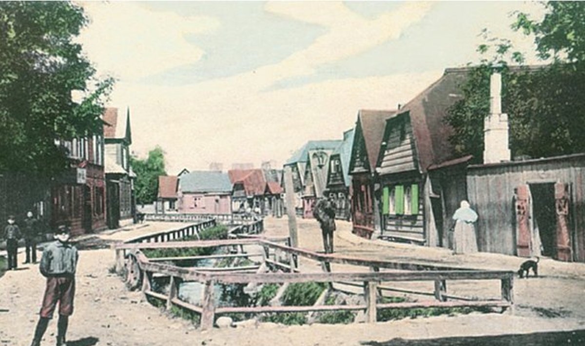 Pelgulinnas asuv Härjapea tänav ei ole jõega seotud. Küll aga sel 20. sajandi algusest pärit fotol olev Jõe tänav.