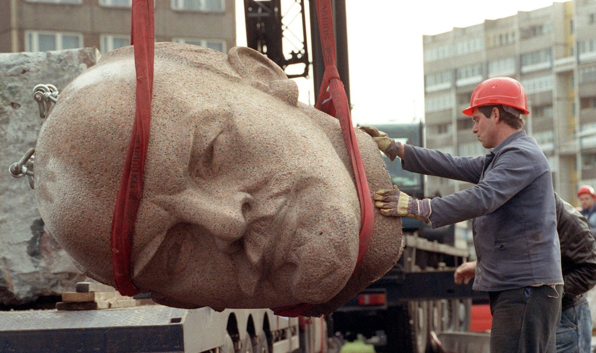 NÕUKOGUDE PUSLE: Hiigel-Lenini kuju lammutamine Berliinis asunud Leninplatzil 1991. aastal.