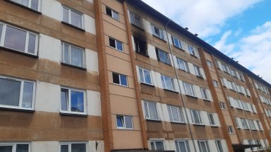 FOTOD | Valgas lahvatas põlema korter, 77-aastane elanik päästeti