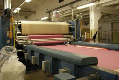 Triikimine ja kanga servade lõikamine käib selle masinaga