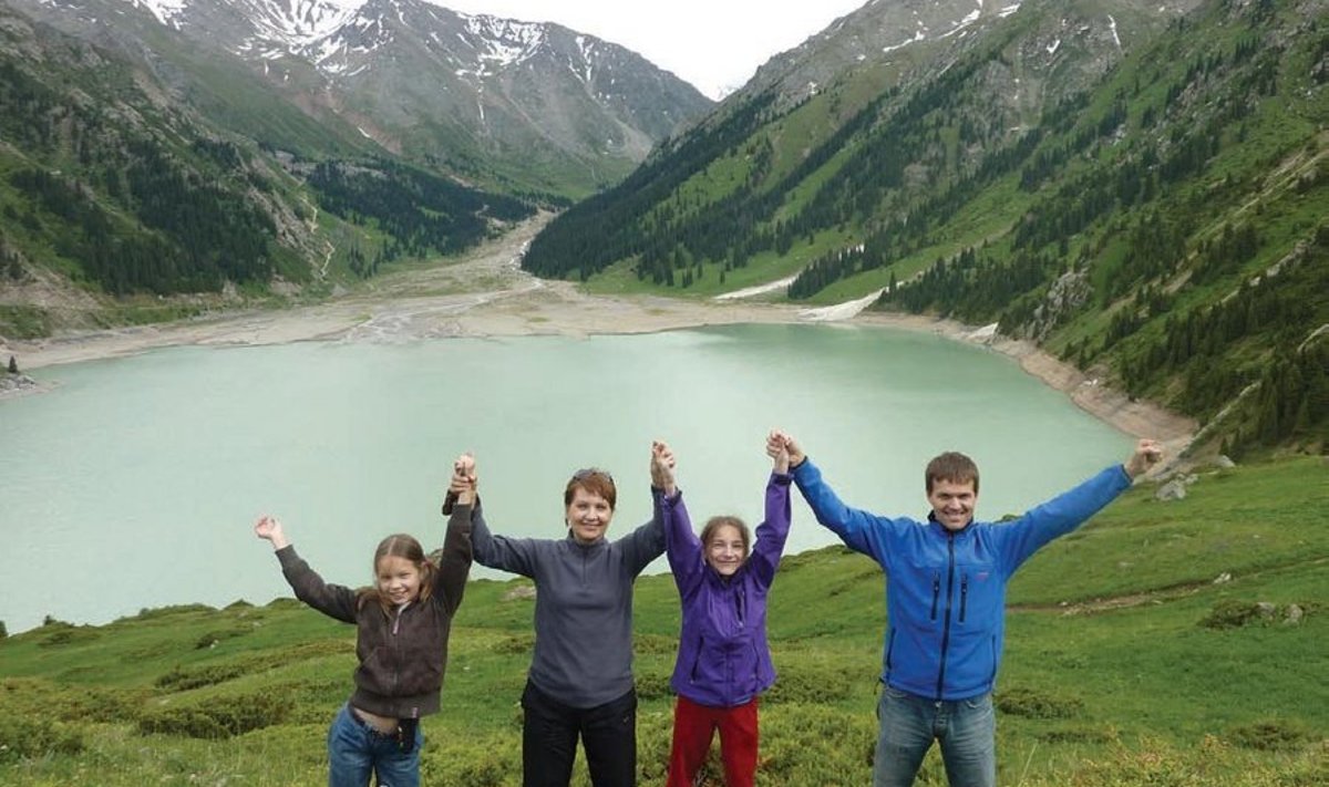 Meie pere Kasahstanis sealse kodu lähedal Bolšaja Almatonskoje järve ääres Tian Shani mäestikus