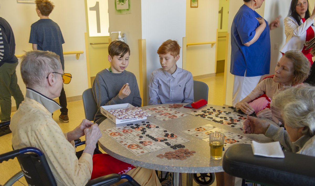 VÕITJA SAAB KOMMI: Sebastian Mattias ja Rico-Marten mängivad bingot, Stenna (vasakult esimene) aitab vajadusel vene ­keele numbreid tõlkida.