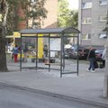 FOTOD | Juht unustas käsipidurit kasutada ja auto veeres bussipeatuses seisnud inimesele otsa