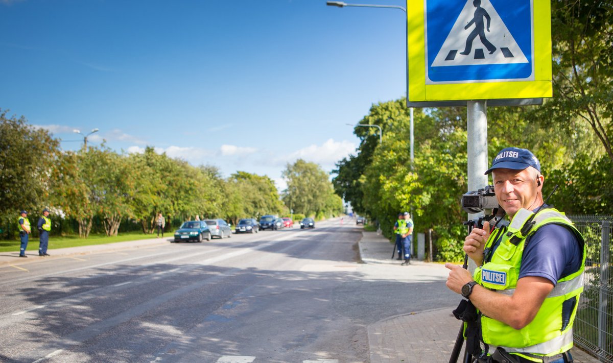 Täna õhtupoolikul oli Kuressaares J. Smuuli tänaval nutifoniga roolis rääkijaid püüdmas politsenik Arvet Kallas.