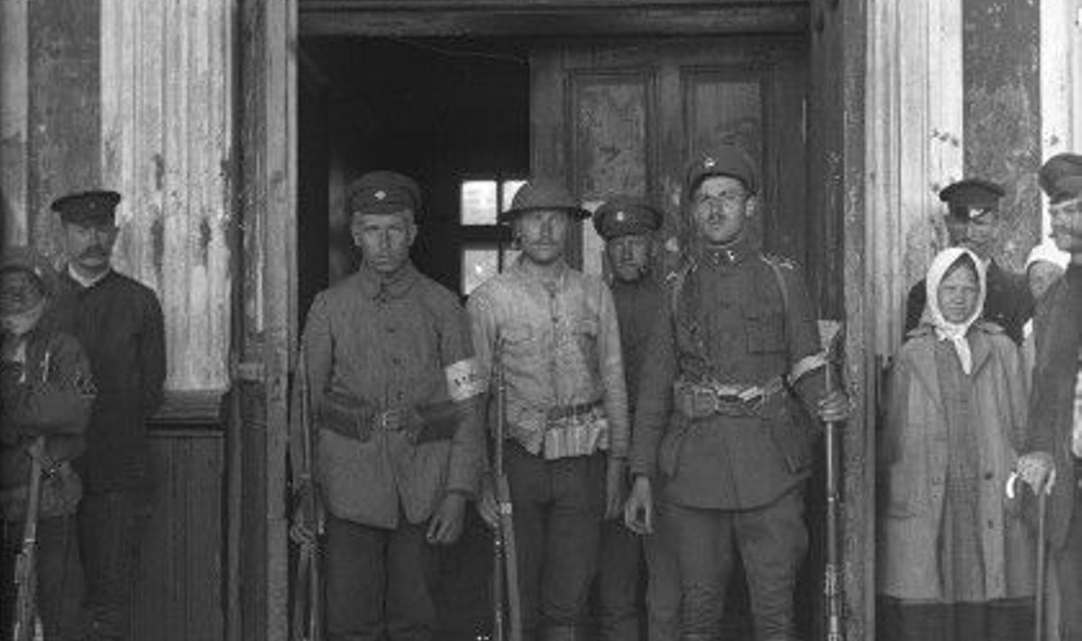 Grupp soomusronglasi Pihkva rongijaama uksel aastal 1919.