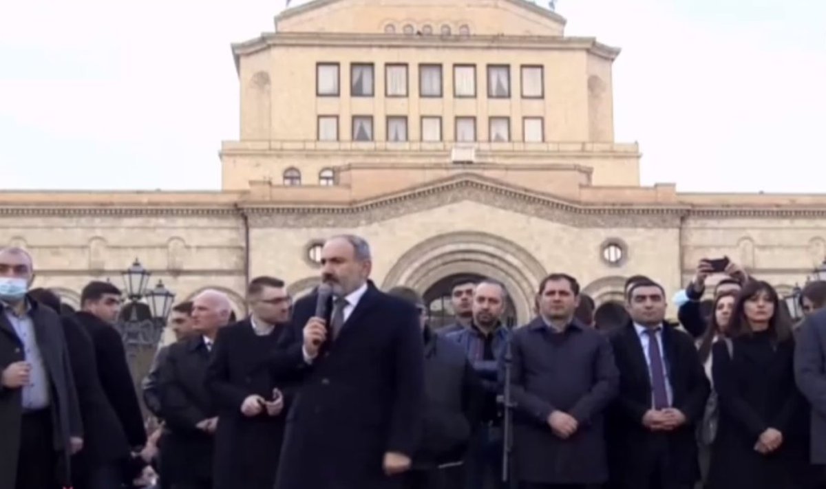 Премьер-министр Армении Никол Пашинян выступает перед протестующими