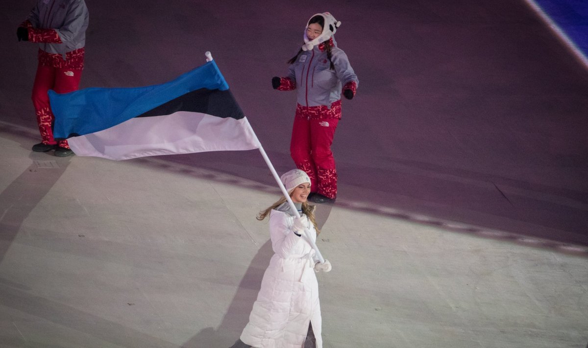 Saskia Alusalu avamisel Eesti lippu kandmas