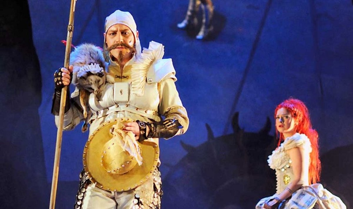 Fantaasiarikkad kostüümid ja kõverpeeglid: Renè Soom Don Quijotena ja Hanna-Liina Võsa Aldonzana. (Harri Rospu)