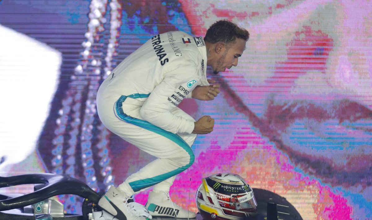 Lewis Hamilton sai emotsionaalselt võitu tähistada.