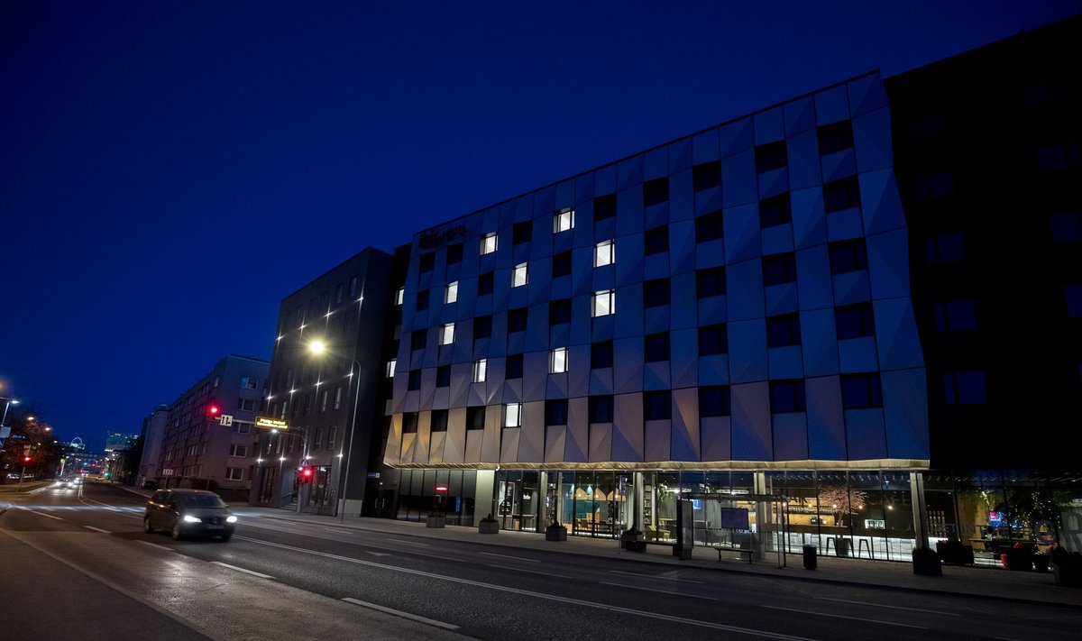 Tallinna tühjad hotellid kasutasid numbritubade valgustust nutikalt ära, et tuua natukenegi rõõmu koroonast laastatud meeleollu. 
