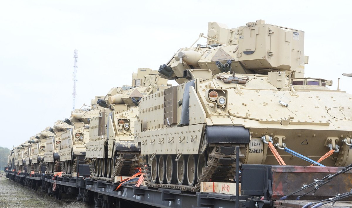 USA sõjamasinad saabusid rongiga Tapale 2014. aastal. EL ja NATO püüavad nüüd riikide vahel sõjatehnika liigutamiset märksa lihtsamaks teha.