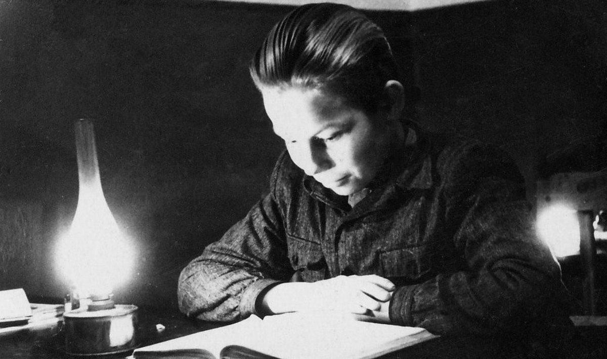 Neljanda klassi õpilane Vello Juurma õpib petrooleumilambi valgel Helme lastekodus Pokardis 1951. aastal. Elektrivool majas oli, kuid tipptundidel oli voolu pinge nii nõrk, et hõõgus vaid pirni hõõgniit.