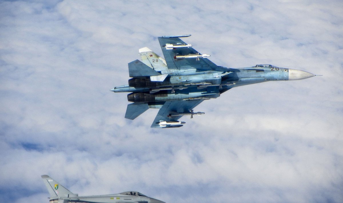 Vene hävitaja Su-27 (ülal) ja Briti hävitaja Typhoon 