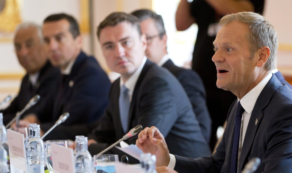 Ülemkogu eesistuja Donald Tusk ütleb koosoleku avasõnad, tema kõrval Eesti valitsusjuht Taavi Rõivas