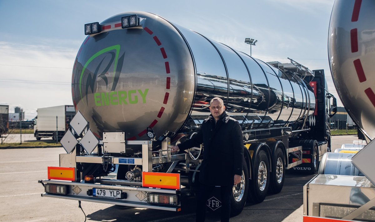 N.R. Energy juhatuse liige Richard Viies näitab uusi Volvo tsisternveokeid, mis osteti spetsiaalselt bituumeni veoks.
