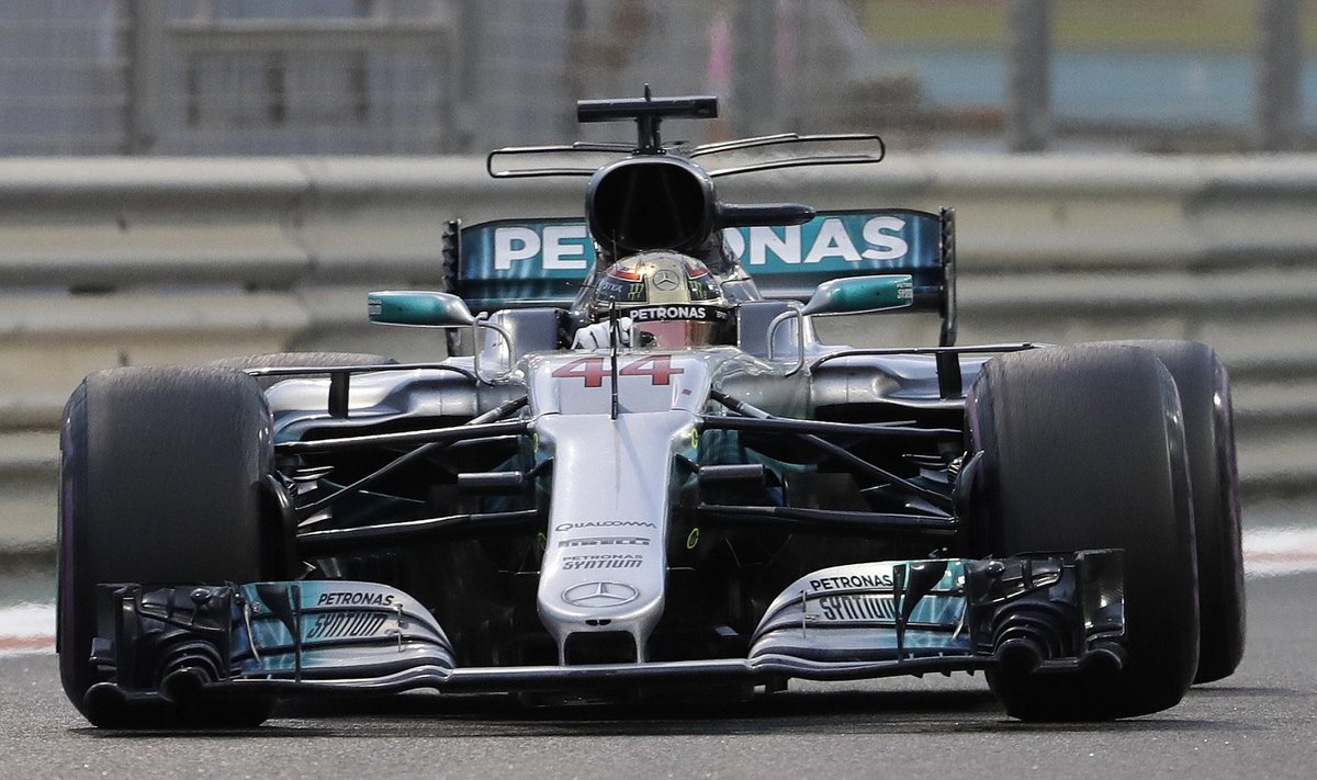 Lewis Hamilton Mercedese vormelit roolimas.