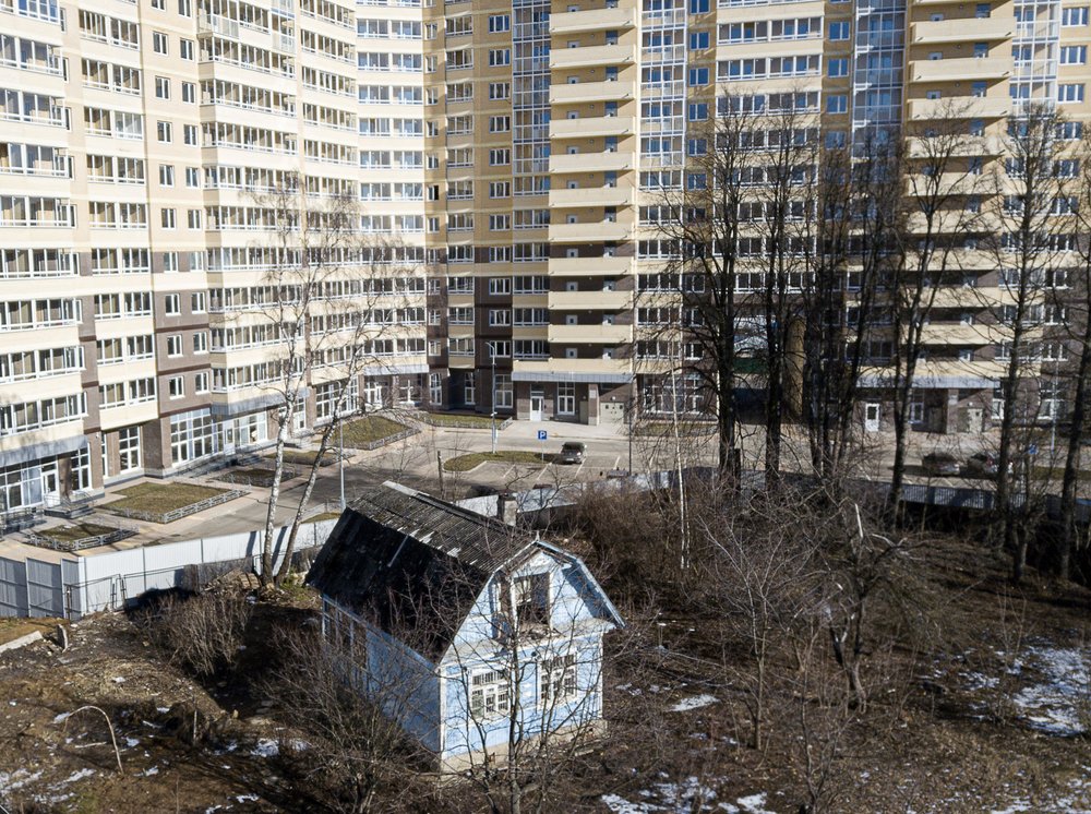 Участки застройщиков земельные застройщиков. Одинцово дом во дворе многоэтажки. Одинбург домик во дворе. Двор с синим домиком. Отказался продавать дом застройщику.