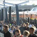 DELFI FOTOD: Elroni Viljandist saabunud rong oli hoolimata lisarongidest ja uuest sõiduplaanist puupüsti rahvast täis