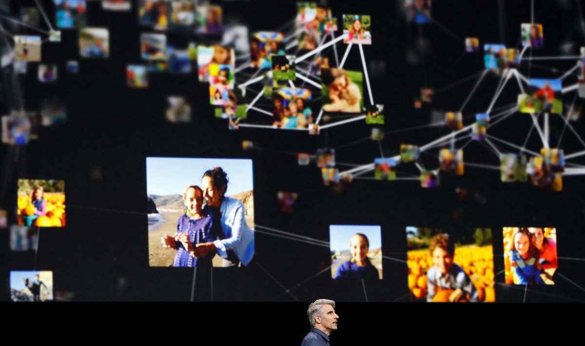 Craig Federighi Apple`ist juunikuisel arendajate konverentsil uue iOSi fotode katalogiseerimisvõimalusi tutvustamas. 
