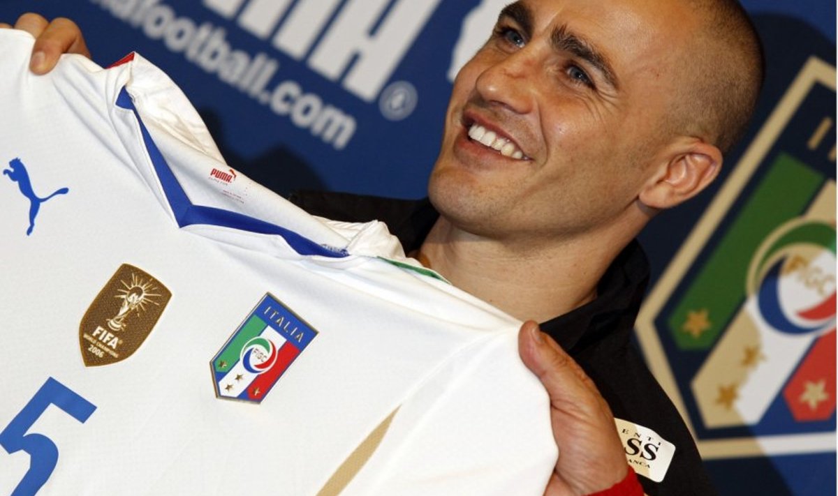 Italian captain Fabio Cannavaro shows his new national soccer team jersey, for the 2010 World Cup in South Africa, during a media presentation in Coverciano, near Florence March 1,2010. Italy will play Cameroon on March 3 in Monaco, and Switzerland on June 5 in Geneva in friendly matches prior to the 2010 FIFA World Cup in South Africa. REUTERS/Alessandro Bianchi   (ITALY - Tags: SPORT SOCCER)