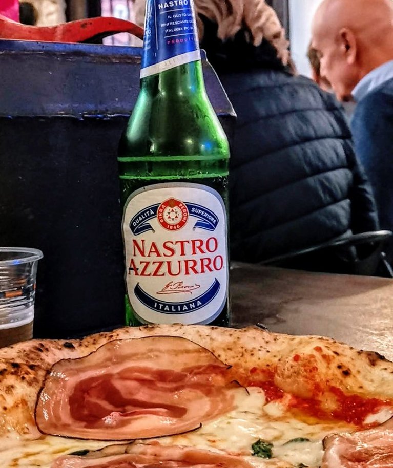 Napoli kuulsaimat pitsat pakutakse Sorbillos, mille ukse taga on inimesed valmis tunde ootama, et haugata tükikest sellest imelisest pirukast.