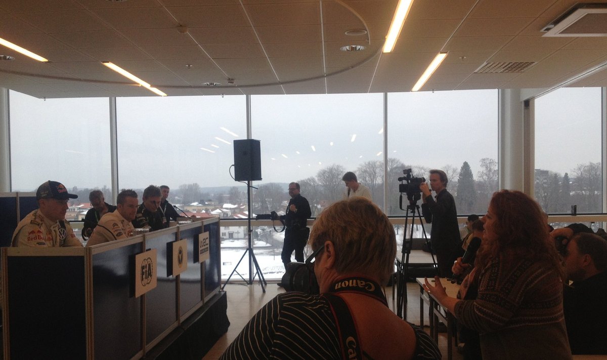 Rootsi ralli pressikonverents. Esireas istuvad Latvala ja Östberg, küsitleja rollis Rebecca Williams.
