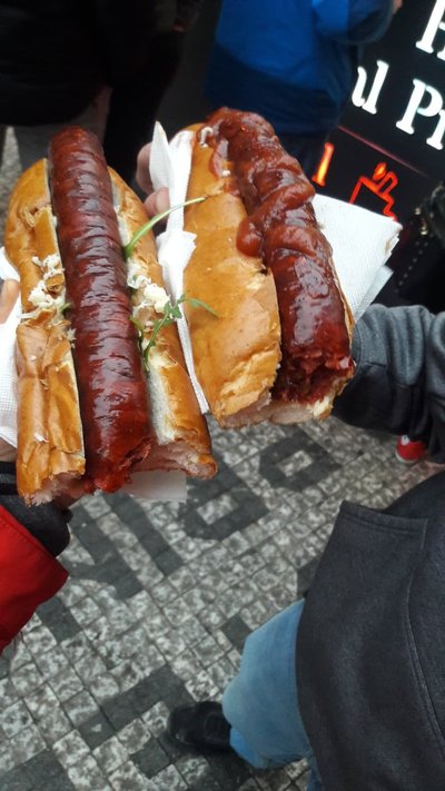 Praha versioon hot dogist.