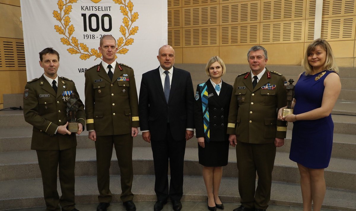 2018. aasta kaitseliitlane Arvid Siilak (vasakul) ja aasta naiskodukaitsja Triin Seppet (paremal) koos kaitseväe juhataja, kaitseministri, naiskodukaitse esinaise ja kaitseliidu ülemaga