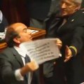 Reutersi video: Berlusconi väljaviskamine parlamendist