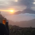 DELFI LUGEJA FOTOD | Päikesetõus Bali saare tuhka sülgava vulkaani taustal