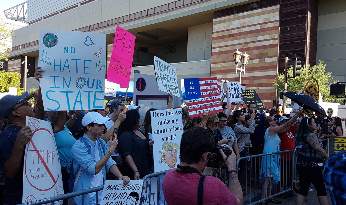 Arizonas Phoenixi kesklinnas olid tänavatele kogunenud nii Trumpi pooldajad kui ka vastased.
