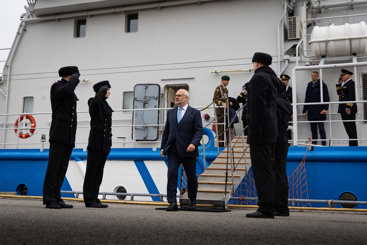 Video și fotografii |  Președintele Kares în timpul unei vizite în Marina: Estonia are nevoie de o flotă și o flotă puternică