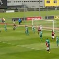 VIDEO: Eriskummaline oskus: Praha Sparta jalgpallur suunas palli väravasse tagumikuga!