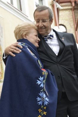 Užupise külastamine. President Toomas Hendrik Ilves kinkis Leedu presidendile pleedi, kus olid Muhu tikandis Leedu rahvuslilled. 