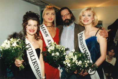 REPORTER TÖÖHOOS Kroonika ajakirjanik Peeter Volkonski Tartus Miss Atlantise valimistel. Vasakult Aive, Annika ja Heidi.