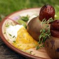 Grillikool: Grillvorstiga täidetud õunad barbeque -ahjust