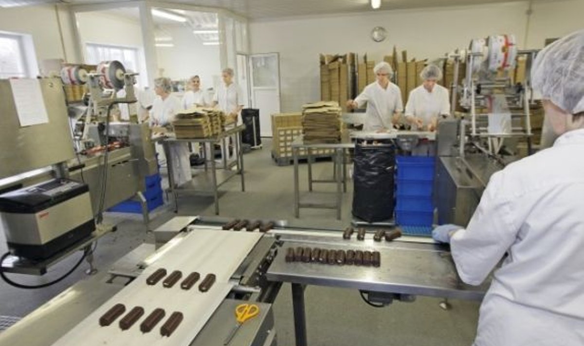 Tõrva magusalt lõhnavas tehases toodetakse 35 sorti glasuurkohukesi, kokku kolm miljonit kohukest kuus.
