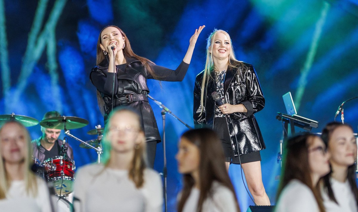 KAKS LAULJAT Mahavoki hiilgeaegade lauljatari Kare Kauksi asemel laulis ansambli kontsertidel tema tütar Ketter Orav (vasakul), kes on tuntud ka esinejanime Kéa järgi. Enamiku repertuaarist esitas aga Anet Vaikmaa, kes on Heini Vaikmaa tütar.  