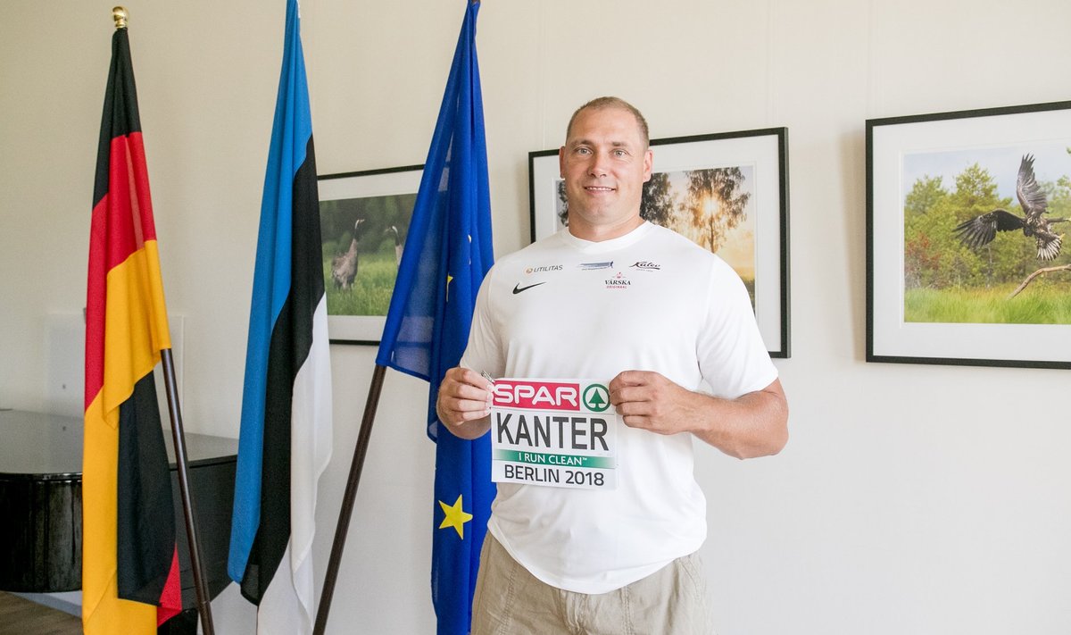 Gerd Kanter poseeris päev enne võistlust Berliini Eesti saatkonnas oma võistlusnumbriga. Viimast korda.
