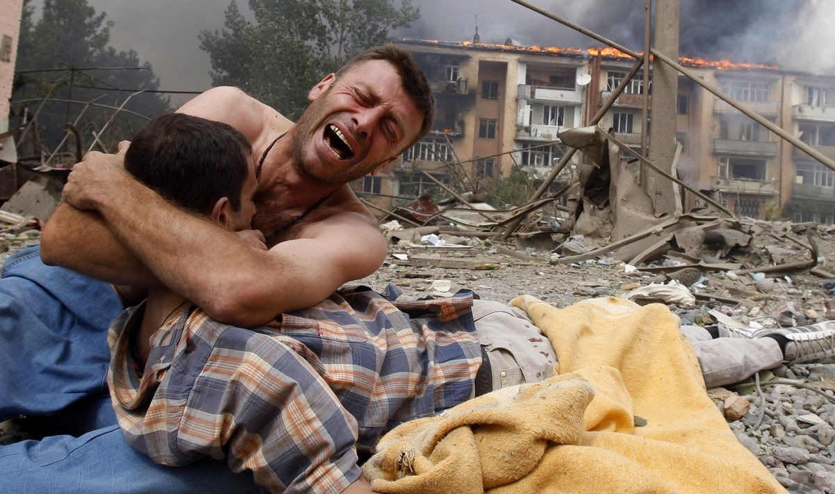 Sellest 2008. aasta 9. augustil Goris tehtud fotost on tagantjärele saanud üks märgilisemaid Gruusia augustisõja jäädvustusi. Grusiin hoiab käte vahel oma venda, kes on Vene pommirünnakus surma saanud.