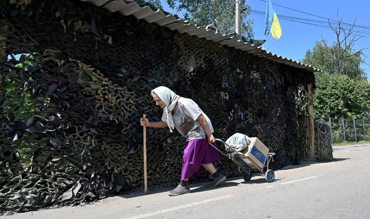 ABISAAJA: Ukrainlanna ÜRO toiduabipakiga Harkivi piirkonnas.