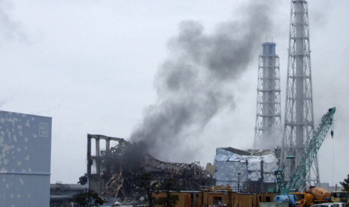 21. märtsil tõusis kolmanda reaktori hoonest hallikat suitsu.