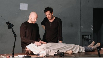 Mart Kangro ja Juhan Ulfsak õpetavad, kuidas laibaga (mängib Eero Epner) hakkama saada.