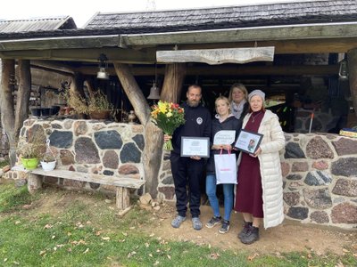 Siret ja Heiti Kriisa on pannud taaskasutusmaterjalist püsti suveköögi. Meie selja taga puupliidil valmisid samal ajal maitsvad pannkoogid.