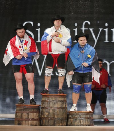 Esikolmik: hõbe Laša Talahhadzele (454 kg), kuld Aleksei Lovtševile (475 kg), pronks Mart Seimile (438 kg). Texase kauboikübarad said mehed endale, kuid rahalist preemiat ei toonud medalid ega ka Lovtševi maailmarekordid.
