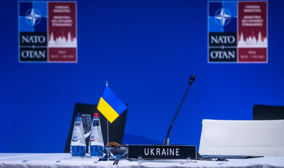 Kuigi Ukraina pole NATO liige, oli riigi välisminister kohtumisele kutsutud.