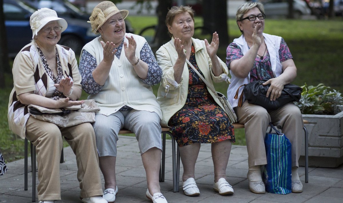 Российские пенсионерки на любительском концерте в Москве.