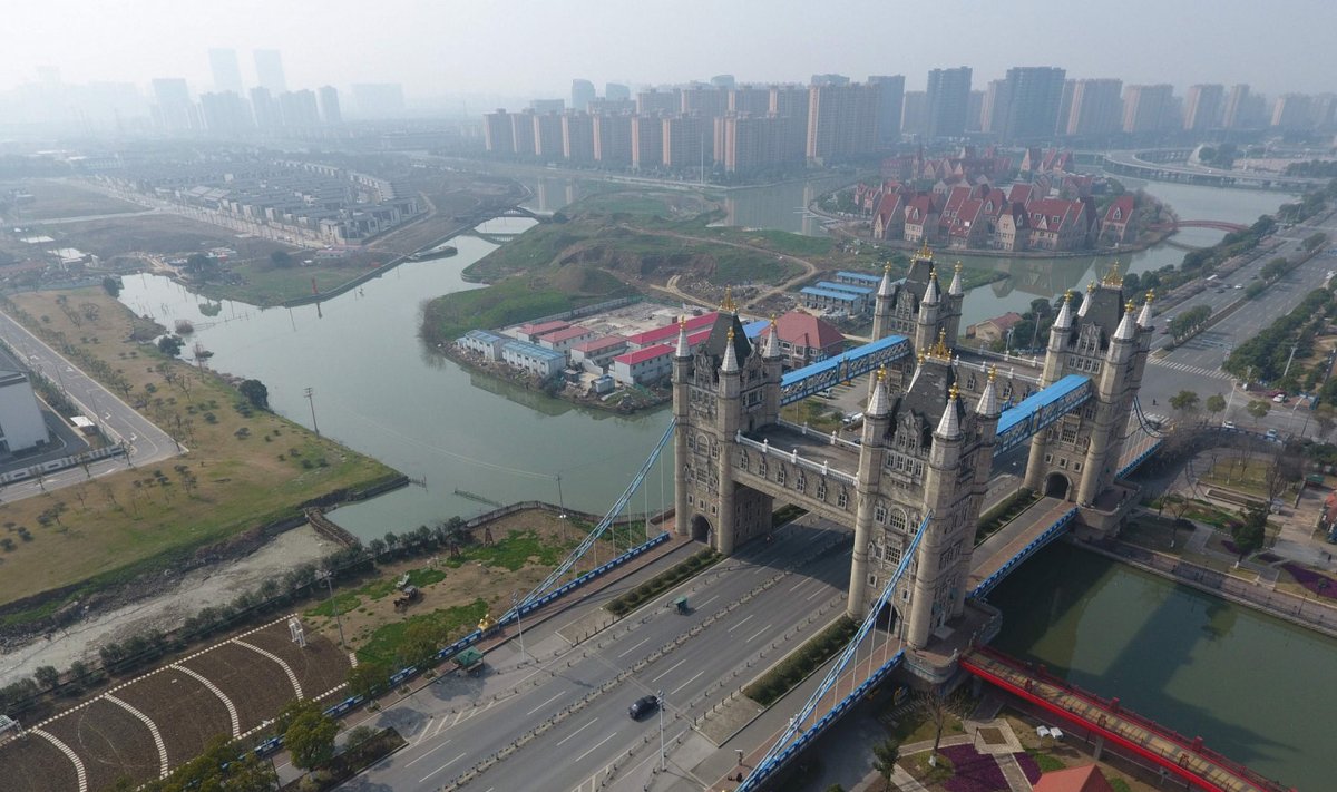Этот Тауэрский мост расположен в Сучжоу. Ширина сооружения составляет 45,9 метра, а высота башен — 40 метров. В отличие от лондонского, у китайского моста целых четыре башни — вдвое больше, чем у оригинального.