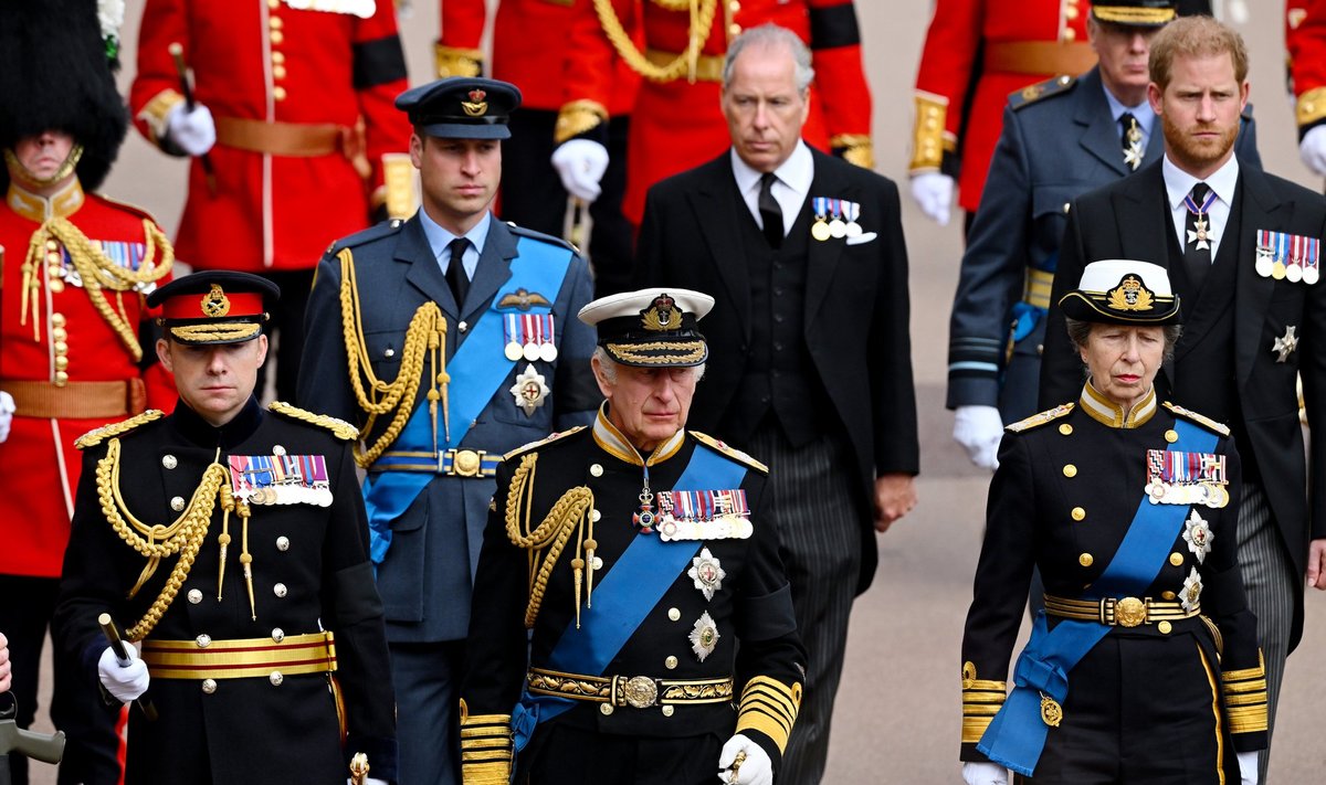 MONARHIA TULEVIK Kuninganna kirstu saatsid kõik tema lapsed ja meessoost täisealised lapselapsed. Perekonda juhtis kuningas Charles III (esireas keskel), tema kõrval oli printsess Anne. Tagareas marssisid värske kuninga pojad printsid William ja Harry.