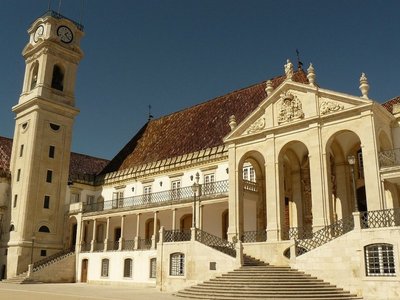 Coimbra ülikooli peahoonestu ning kellatorn asuvad linna trooniva mäe otsas.